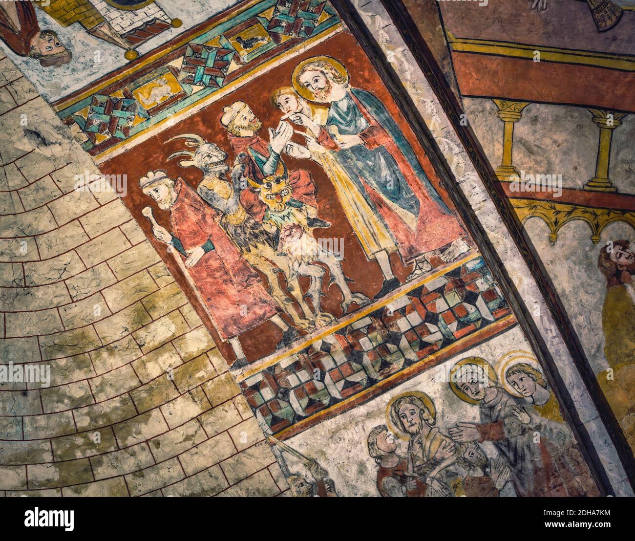 Saint-Macaire, département de Gironde, Aquitaine, France. Peintures murales romanes au plafond de l'église Saint-Sauveur. Devils, saints et rois. Banque D'Images