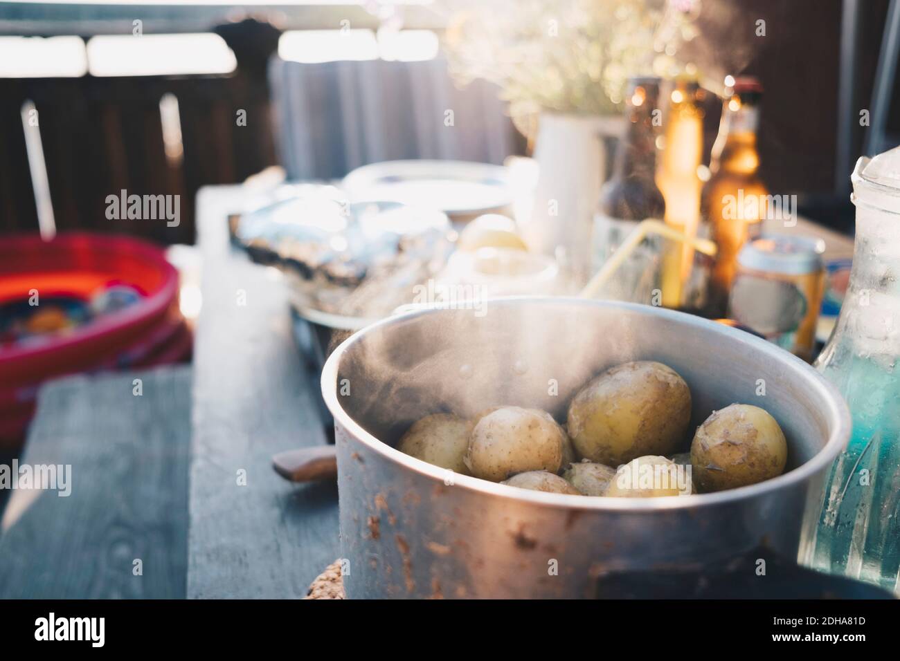 Gros plan de la nourriture dans un récipient sur une table en bois pendant les vacances villa Banque D'Images