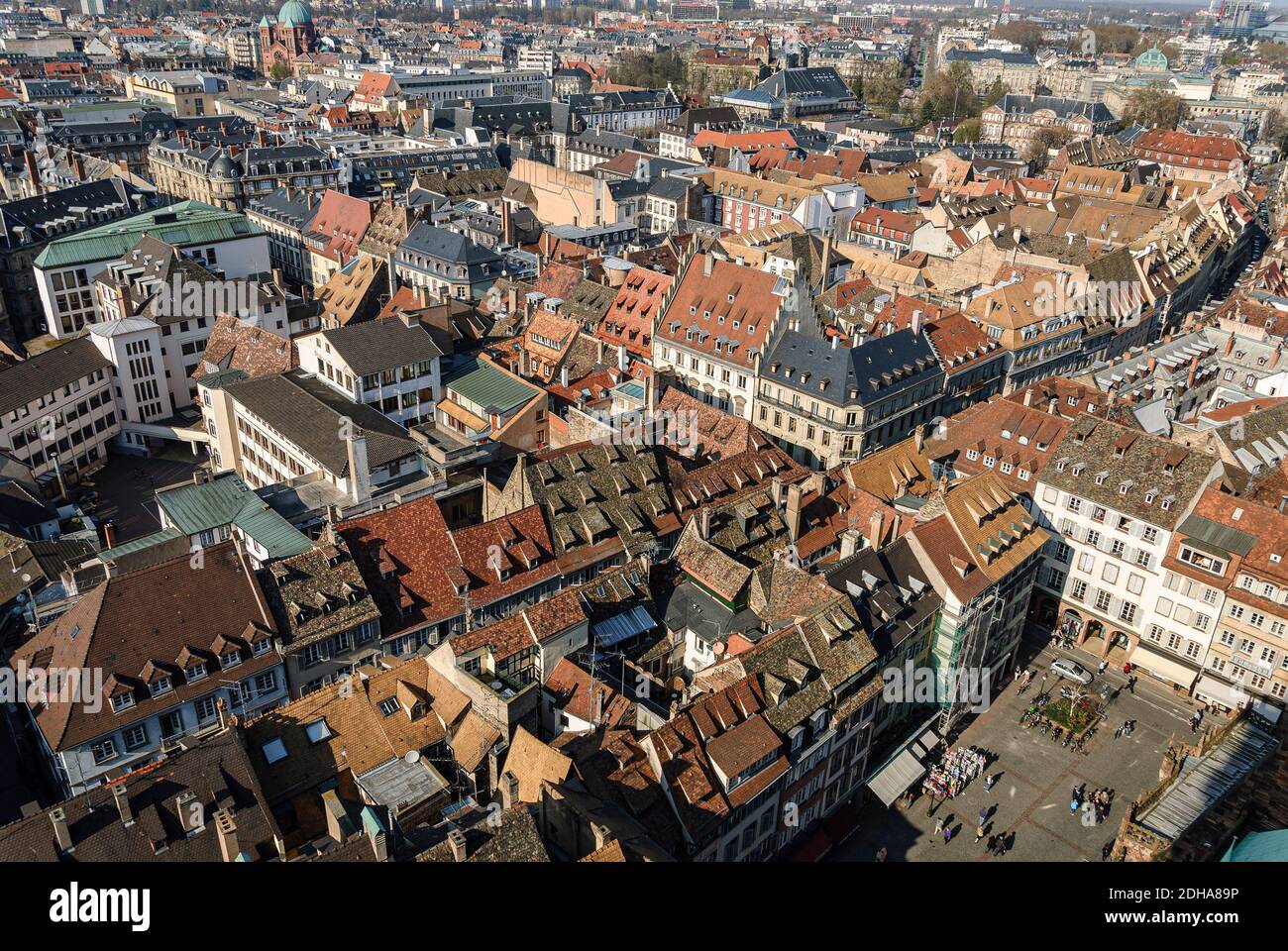 Les toits de Strasbourg en Alsace, France. Vue depuis la terrasse de la cathédrale. Banque D'Images