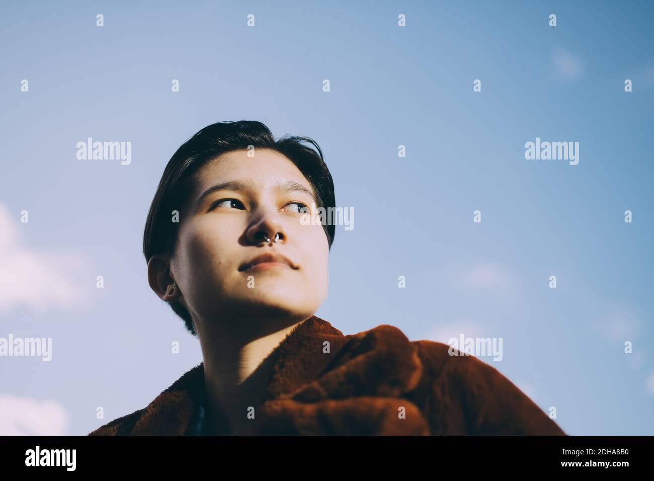 Vue basse de la femme contre le ciel Banque D'Images