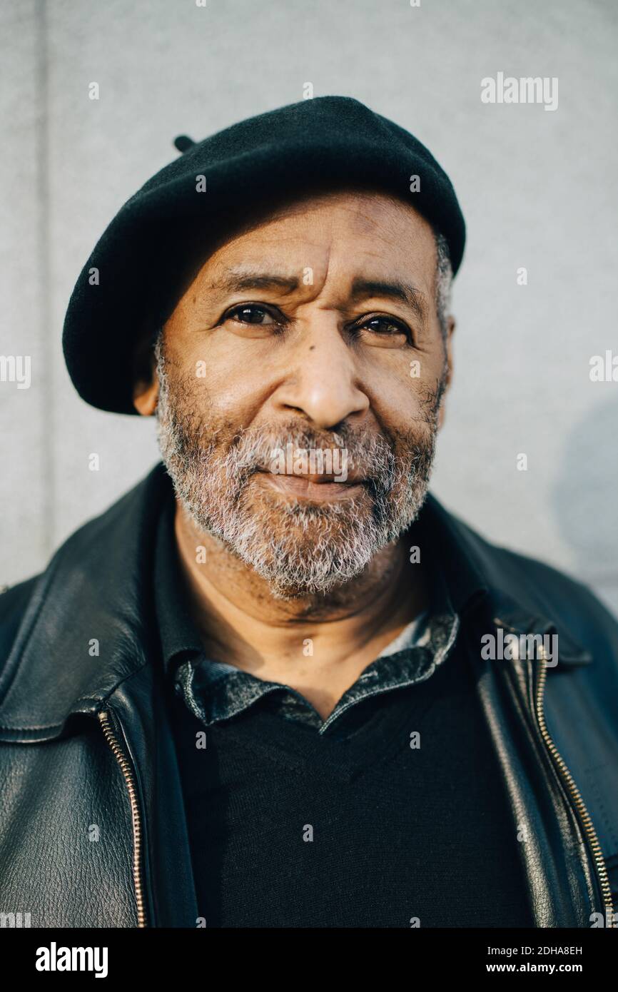 Portrait d'un homme âgé avec une casquette plate contre le mur Banque D'Images