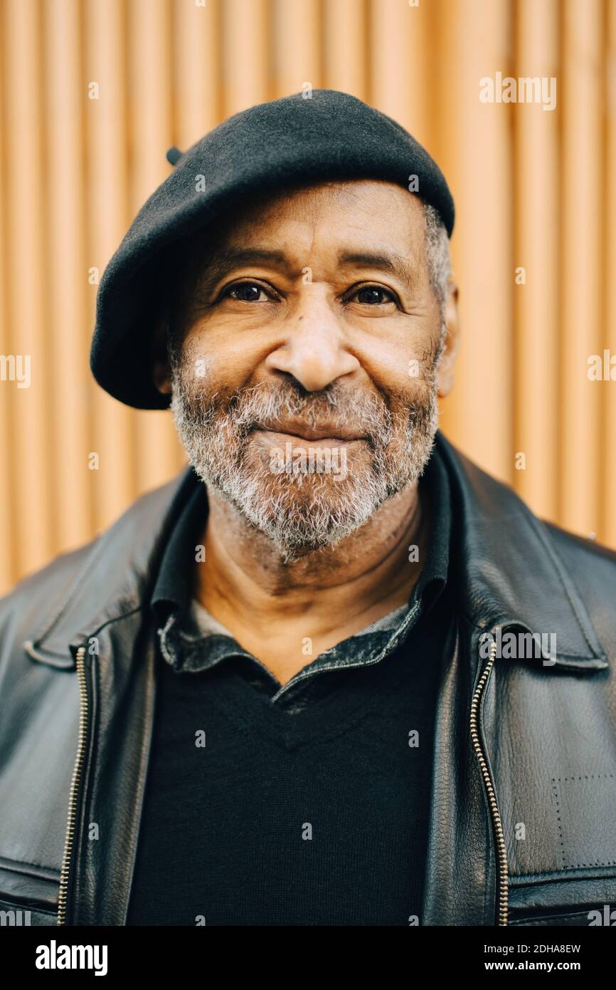 Portrait d'un homme avec un capuchon plat contre le mur Banque D'Images
