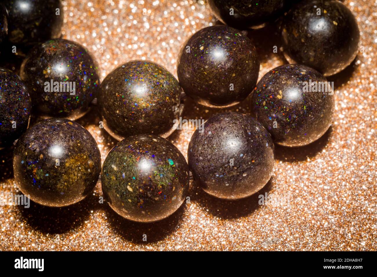 Bracelet rond orné de perles en pierre opale noire naturelle. Banque D'Images