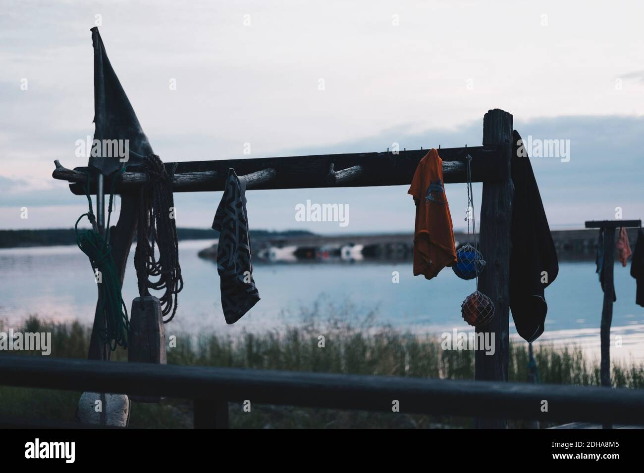 Vêtements suspendus sur un rack en bois contre le lac Banque D'Images