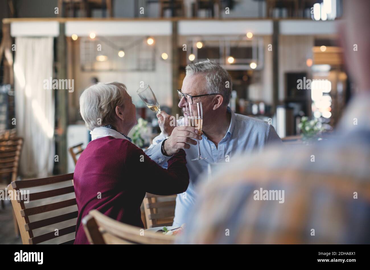 Un couple de personnes âgées qui aiment boire du champagne au restaurant Banque D'Images