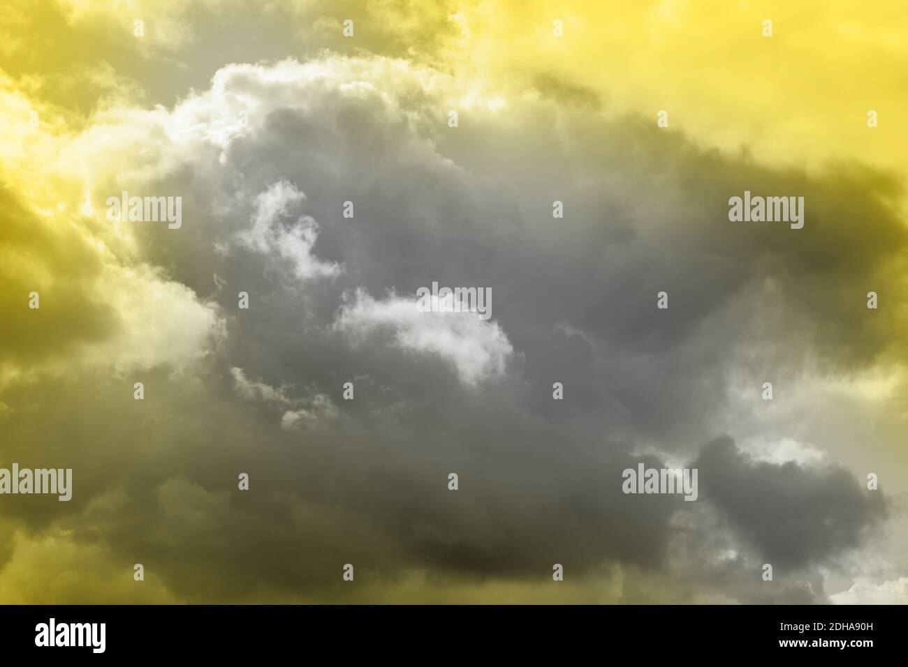 Les nuages dans des couleurs tendance 2021. Gris et jaune Banque D'Images