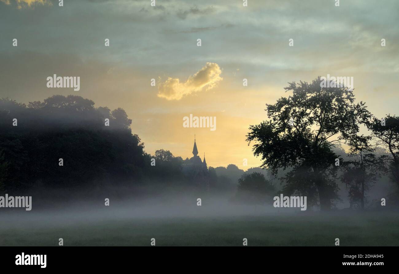 Un ciel spectaculaire sur un paysage brumeux Banque D'Images