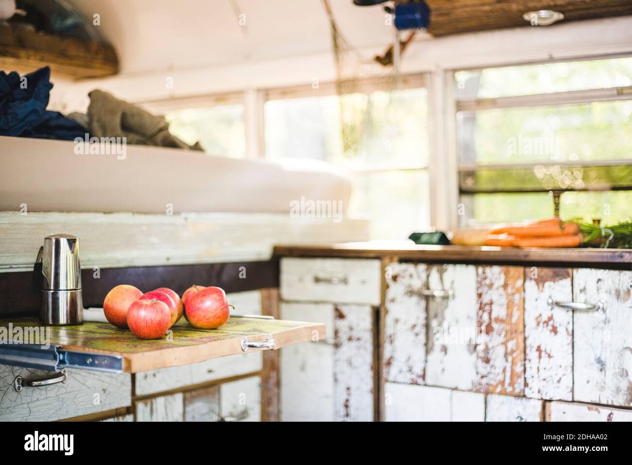 Pommes fraîches sur la table dans la maison du moteur Banque D'Images
