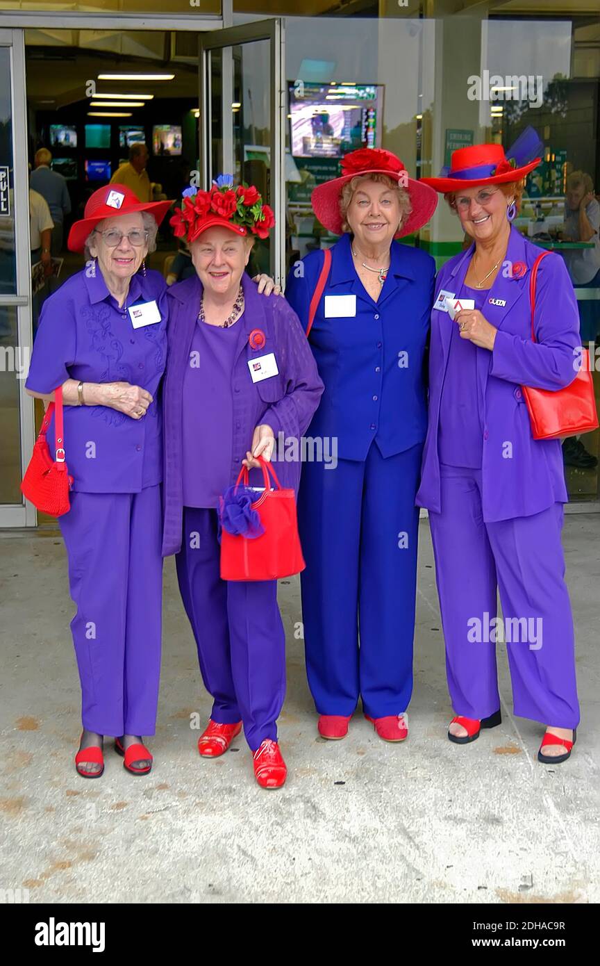 La Red Hat Society est une société internationale de femmes qui connecte, soutient et encourage les femmes dans leur quête de plaisir, d'amitié, de liberté, de fu Banque D'Images