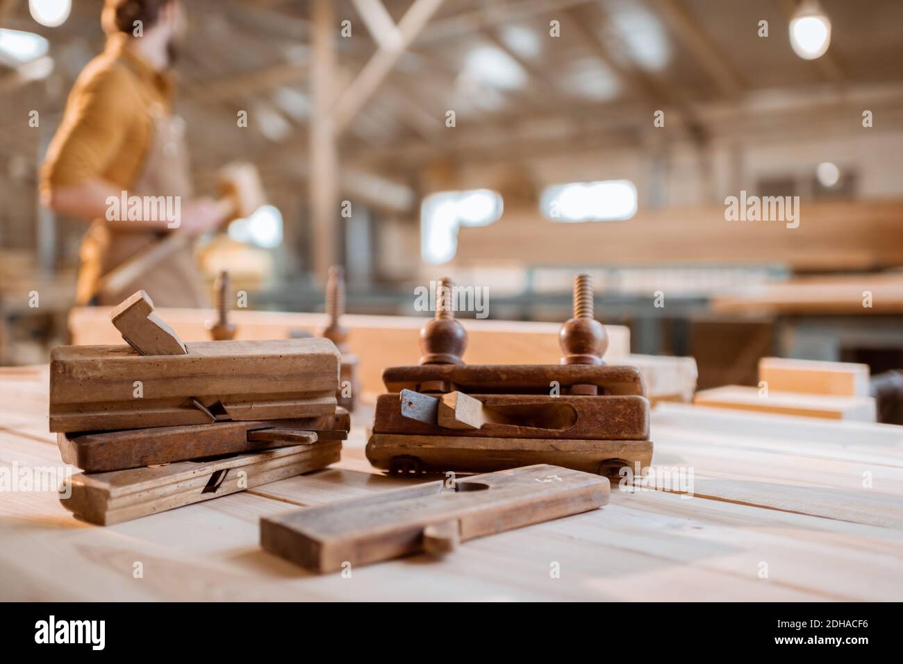 Établi avec d'anciens outils de menuiserie vintage et menuisier sur le expérience dans la boutique Banque D'Images