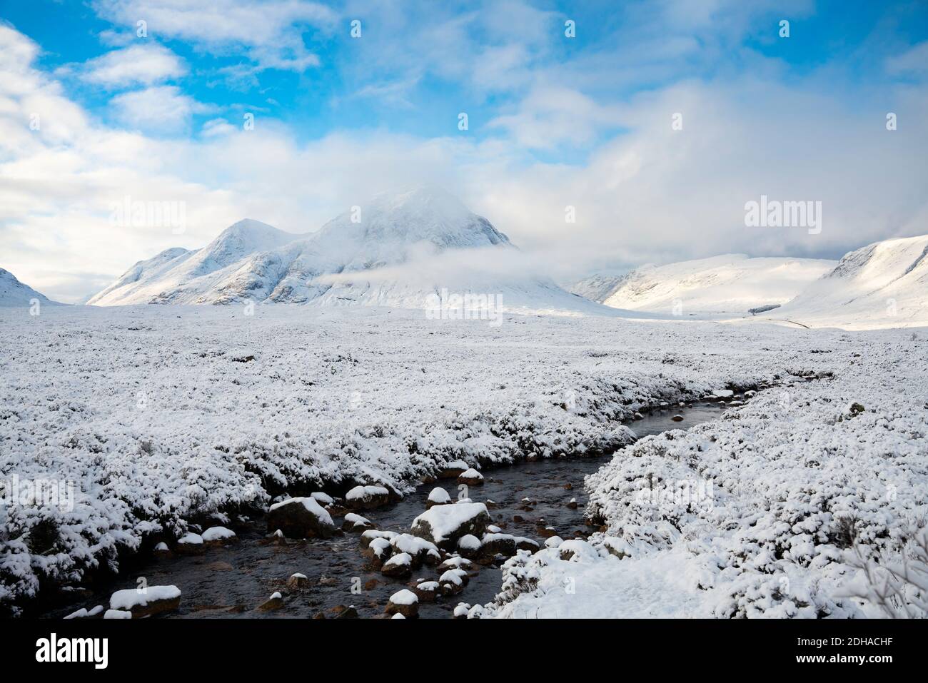 Paysage hivernal enneigé de Buachille Etive Mor et de la rivière Coupall à Glen COE dans les Highlands écossais, en Écosse, au Royaume-Uni Banque D'Images