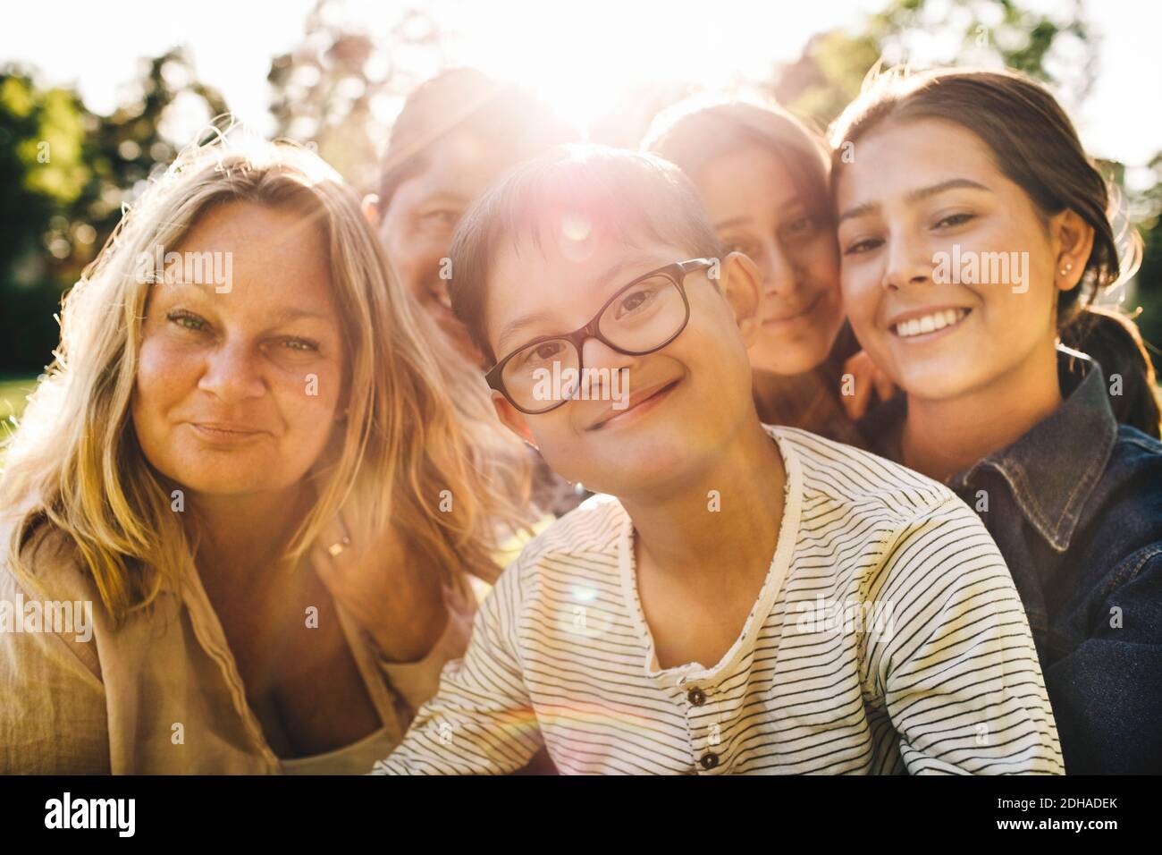 Portrait en gros plan de la famille souriante au parc Banque D'Images