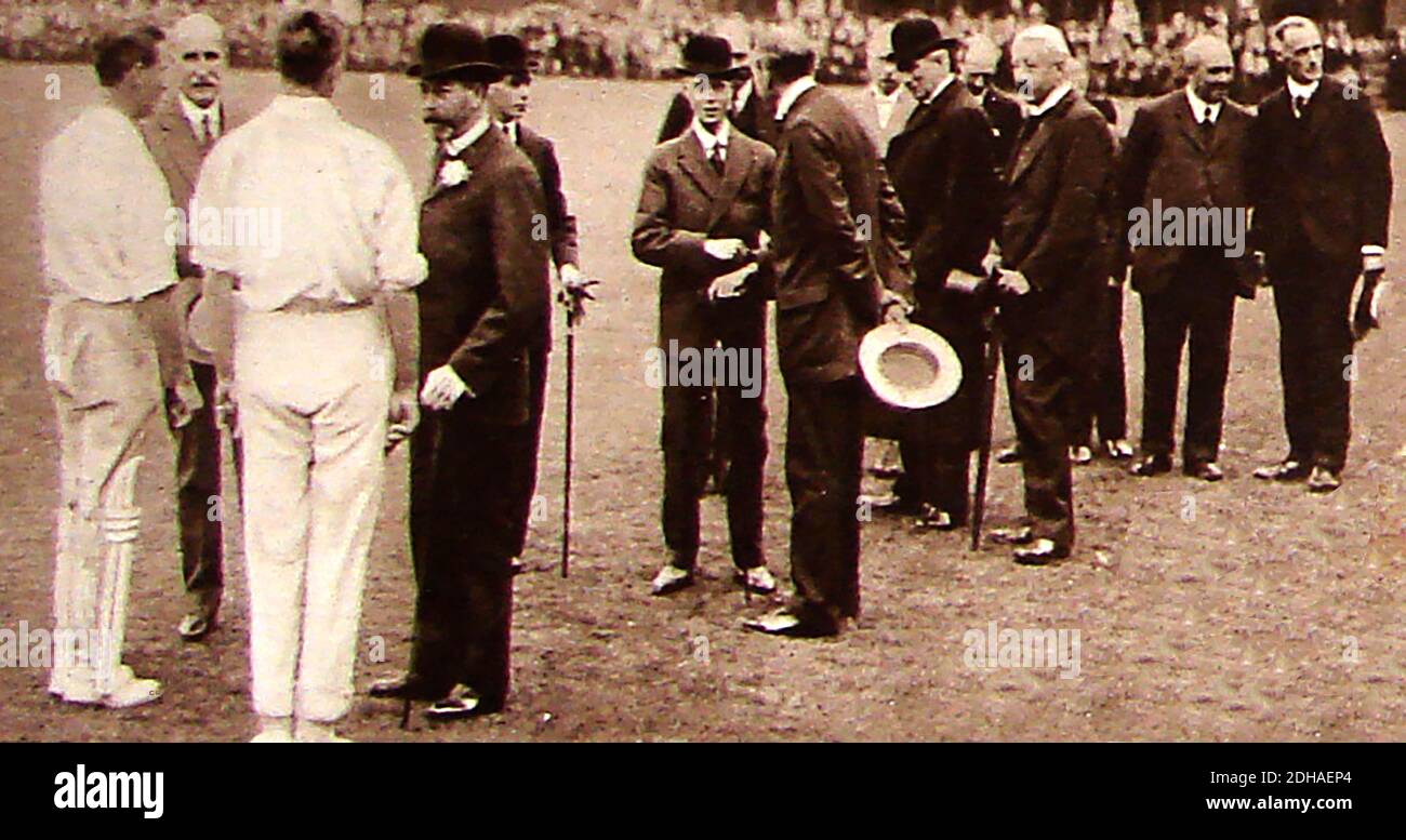 Le roi George V , Edward VIII (alors prince de Galles) et le duc de York (alors prince Albert) rencontrant Charles Burgess Fry & J W H T Douglas (ses hecklers australiens l'ont appelé 'Johnny va frapper aujourd'hui', ou inversement 'Johnny ne va pas frapper aujourd'hui') . Les Royals les ont rencontrés au terrain de cricket Lords en 1914. Lords tire son nom de son fondateur, Thomas Lord et appartient au Marylebone Cricket Club (MCC). 1914 a été le centenaire de Lord et a été célébré par un match entre une équipe sud-africaine du MCC et le reste, en présence du roi George V . Banque D'Images
