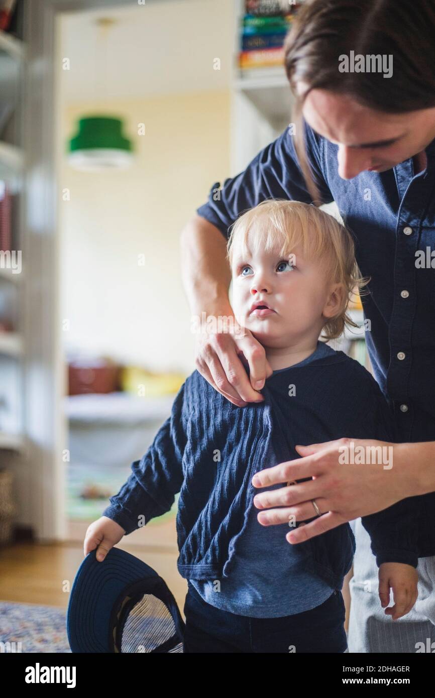 Homme prêt à recevoir un fils blond pour enfant à la maison Banque D'Images