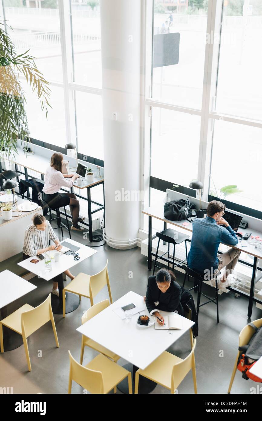 Vue en grand angle des personnes en voyage d'affaires travaillant au bureau espace de travail des collègues Banque D'Images