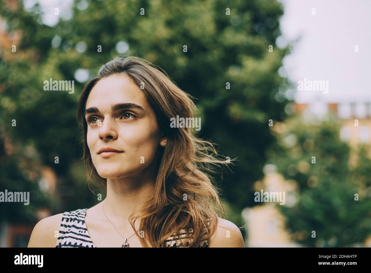 Close-up of young woman in city Banque D'Images