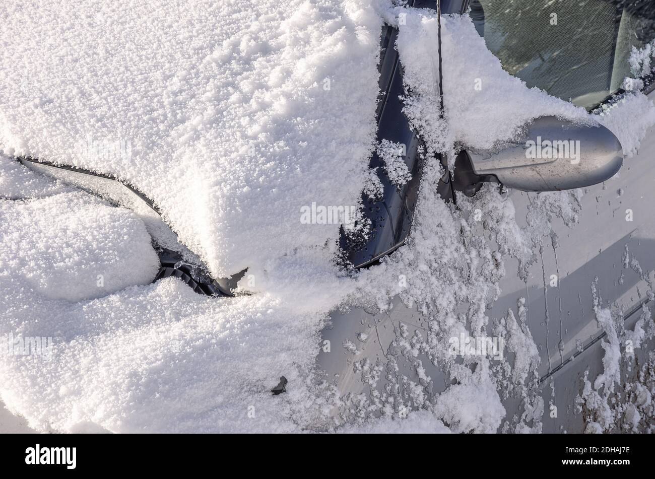 Voiture accidentelle ou tout-terrain de la marque Smart. Verunfaltes und von der Straße abgekommenes eingeschneites Auto der Marke Smart. Banque D'Images