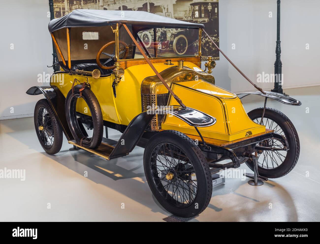BRUXELLES, BELGIQUE - 01 MAI 2017 : voiture ancienne au musée Autoworld le 1er mai 2017 à Bruxelles, Belgique Banque D'Images
