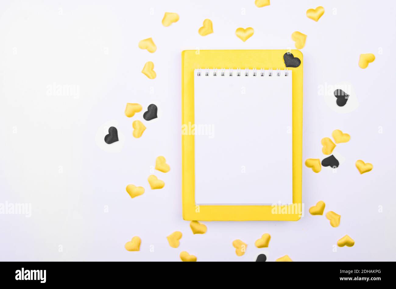 Couleurs de l'année 2021. Gris et jaune. Carnet avec coeurs sur fond blanc. Maquette Banque D'Images