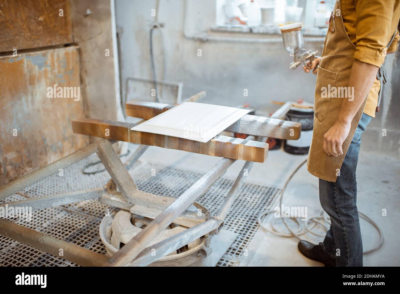 Peindre un produit en bois avec un pistolet à peinture à l'atelier de  peinture de la charpenterie, gros plan Photo Stock - Alamy