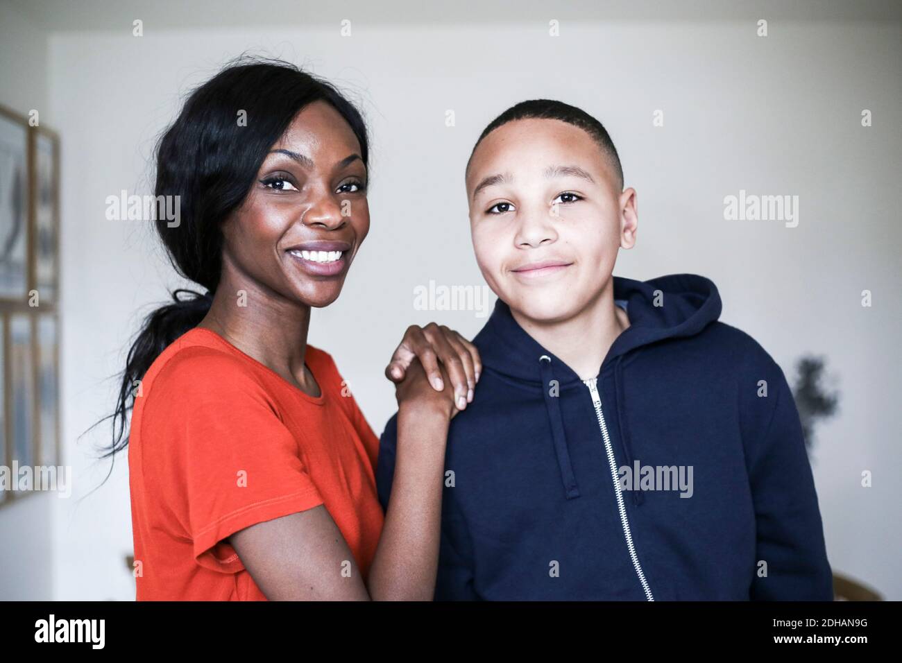 Portrait of smiling mother and son at home Banque D'Images