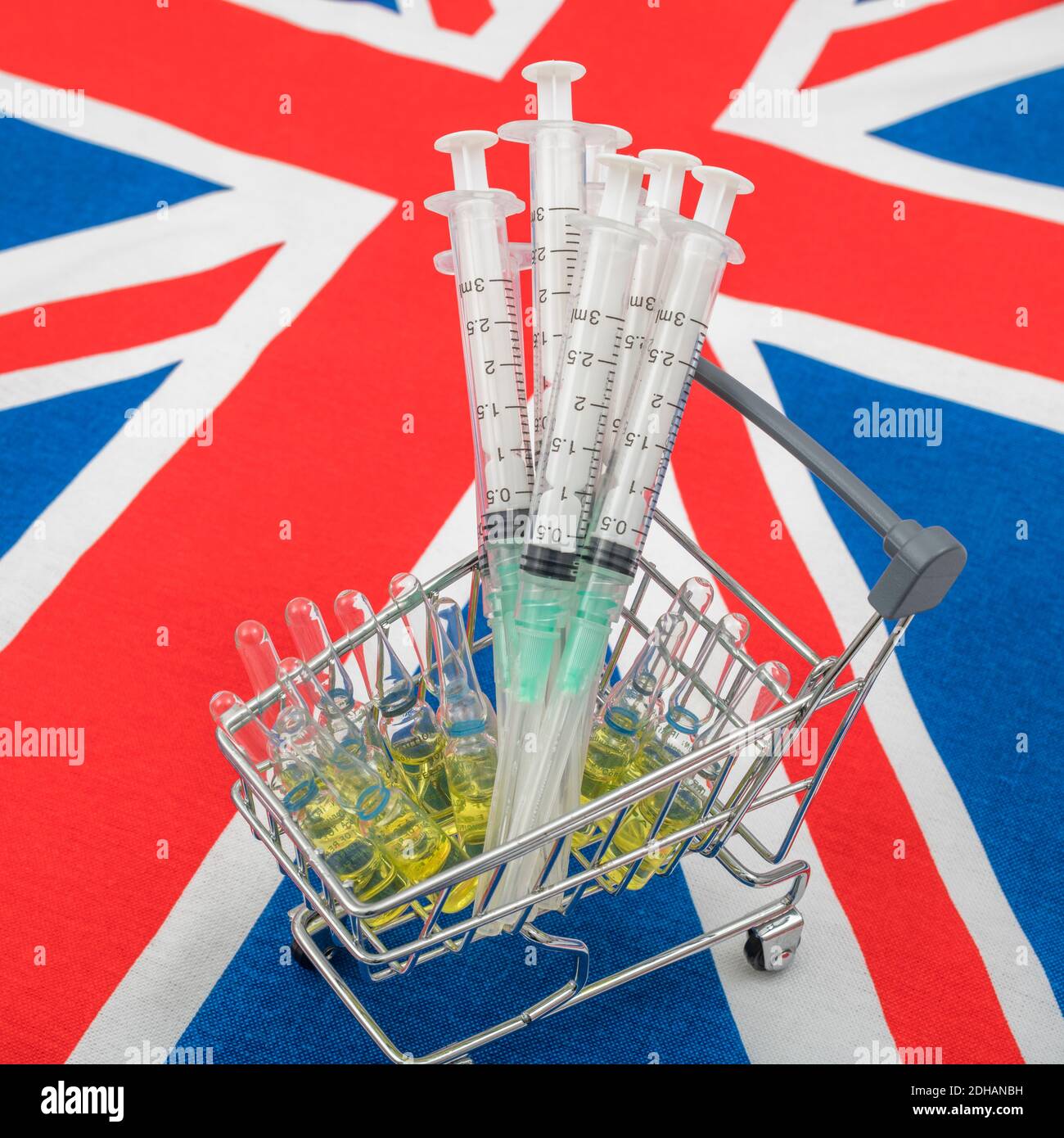 Seringues hypodermiques et ampoules en verre sur Union Jack. Pour le vaccin contre le covid au Royaume-Uni, le vaccin contre le coronavirus, le vaccin contre le covid au Royaume-Uni et le concept de production du vaccin au Royaume-Uni. Banque D'Images