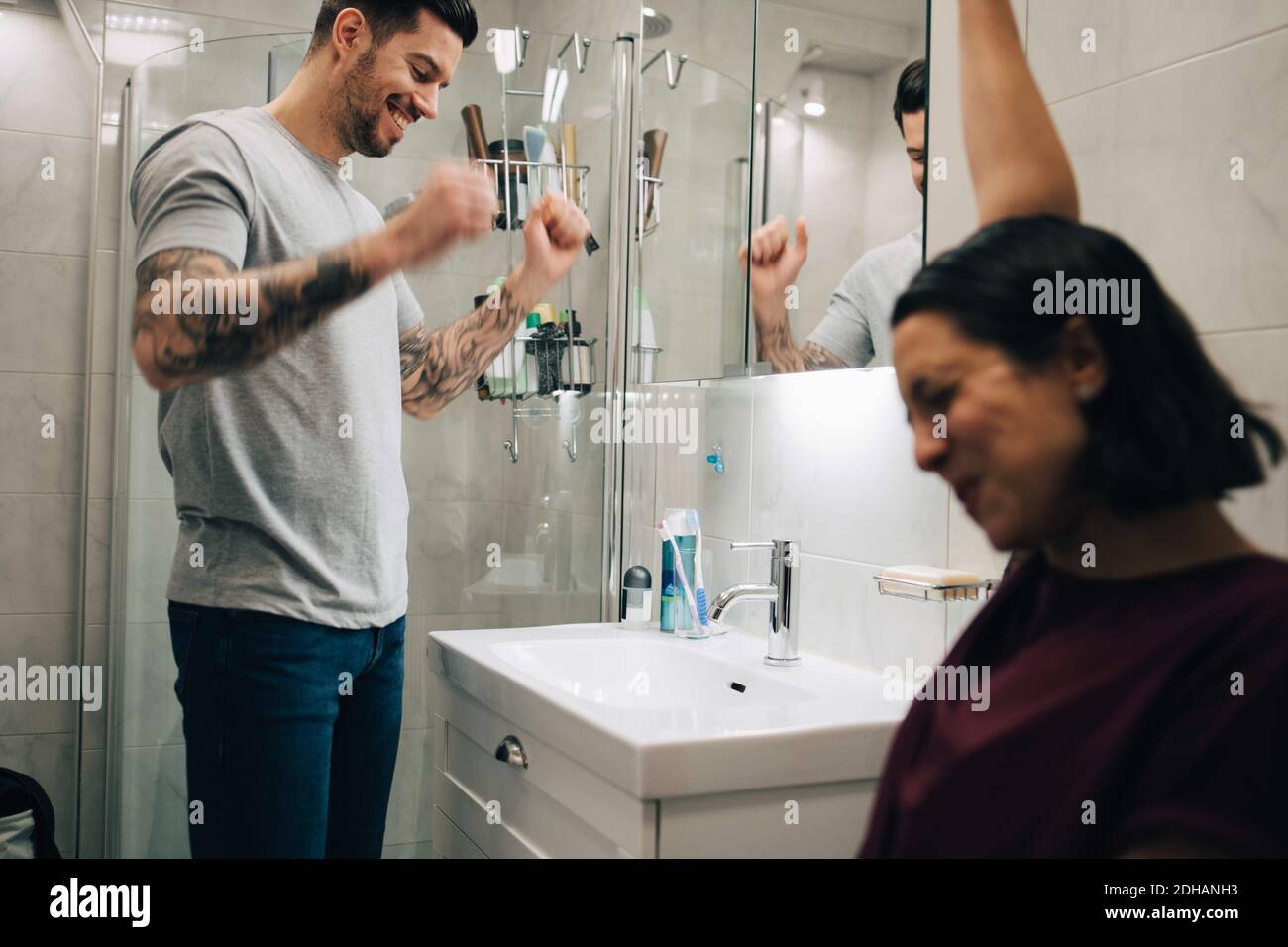 Couple gai près d'un lavabo dans la salle de bains de la nouvelle maison Banque D'Images