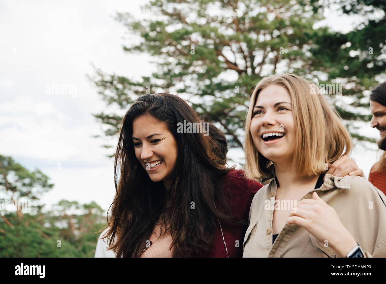Des amies gaies passent du temps à l'extérieur Banque D'Images