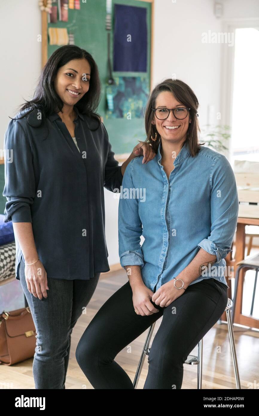 Portrait de femmes souriantes de professionnels du design dans le bureau à domicile Banque D'Images