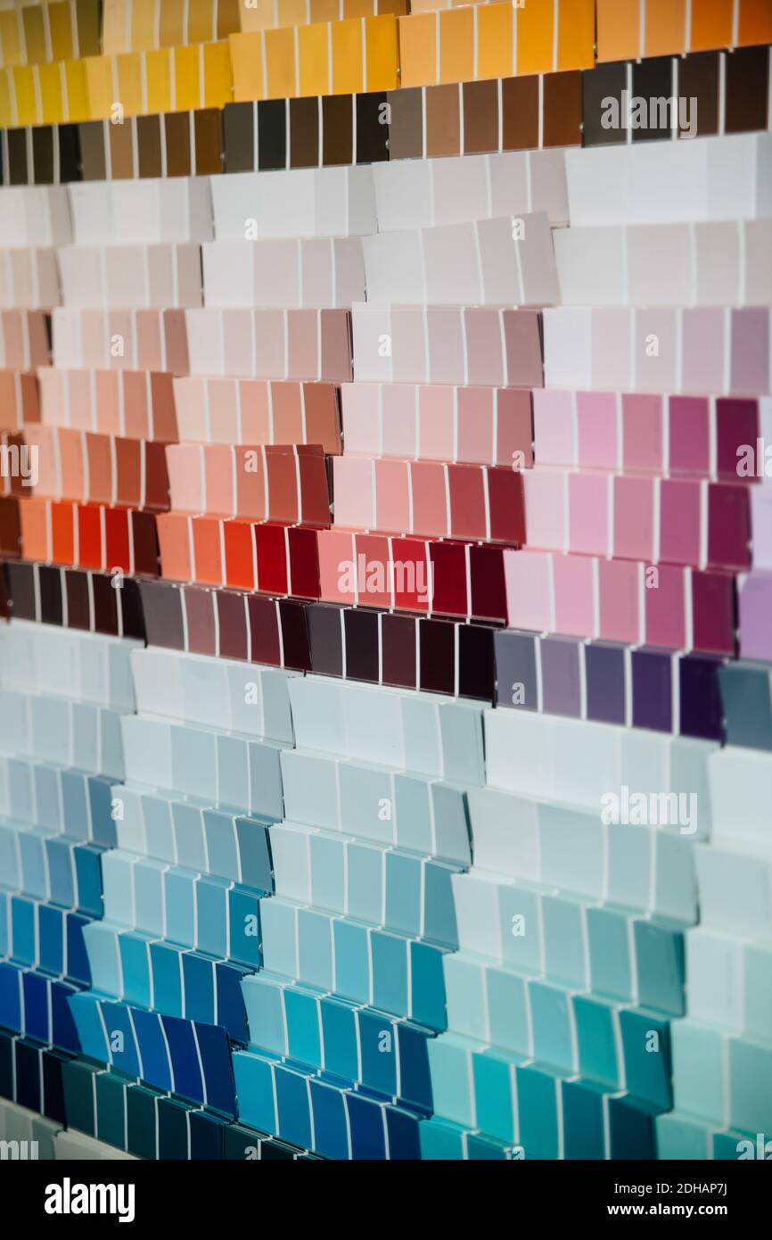 Nuances de couleur sur le mur dans le magasin de quincaillerie Banque D'Images