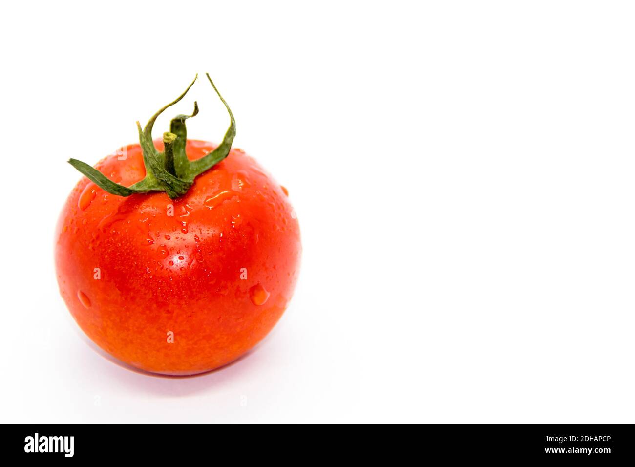 Tomate rouge mûre sur fond blanc Banque D'Images