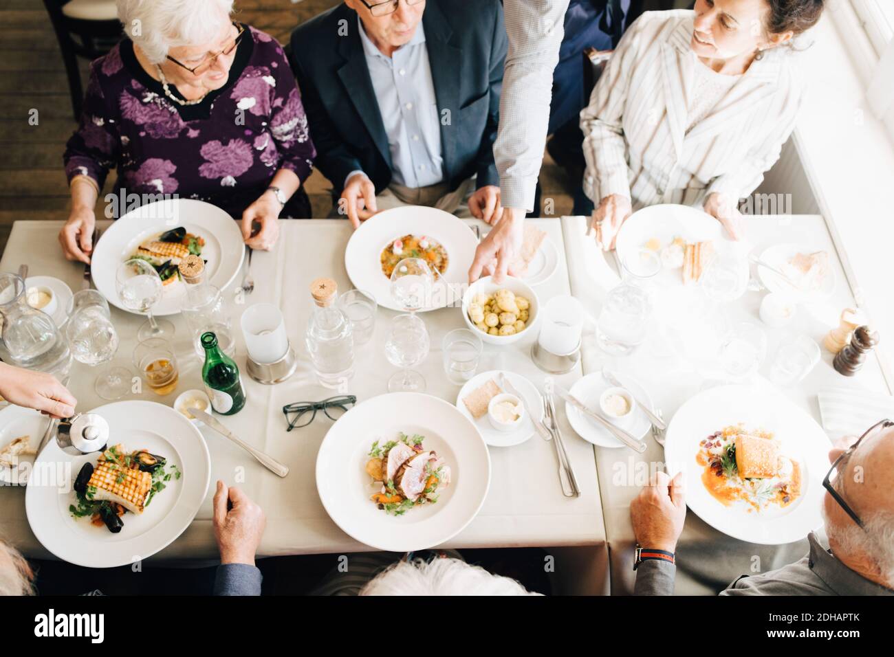 Vue panoramique sur les amis seniors avec repas au restaurant Banque D'Images