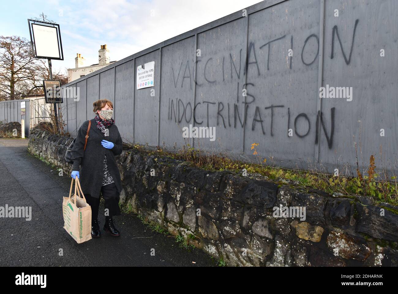 Anti-vaccination propagande graffiti pulvérisé sur les murs autour d'un pub désutilisé à Madeley, Telford, Shropshire. Anti vaccin Banque D'Images