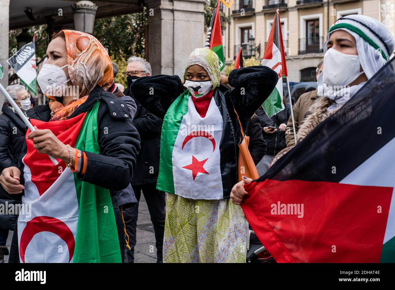 A avec un drapeau de la République démocratique arabe sahraouie du Polisario sur sa poitrine pendant la manifestation.le peuple sahraoui démontrera devant le ministère espagnol des Affaires étrangères, de l'Union européenne et de la coopération, pour exiger un accord d'autodétermination et d'indépendance du peuple sahraoui, Après la rupture récente du cessez-le-feu par le Royaume du Maroc le 13 novembre, les forces militaires marocaines ont attaqué des civils sahraouis qui manifestaient pacifiquement dans la région de Guerguerat, au sud-ouest du Sahara occidental, à la frontière de la Mauritanie. Banque D'Images