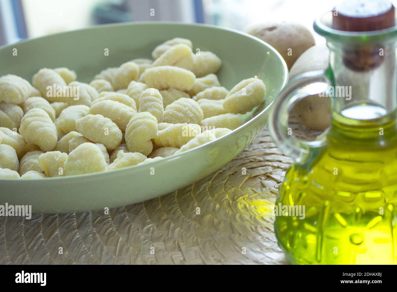 Cuisine italienne : gnocchi de pomme de terre encore à cuire Banque D'Images