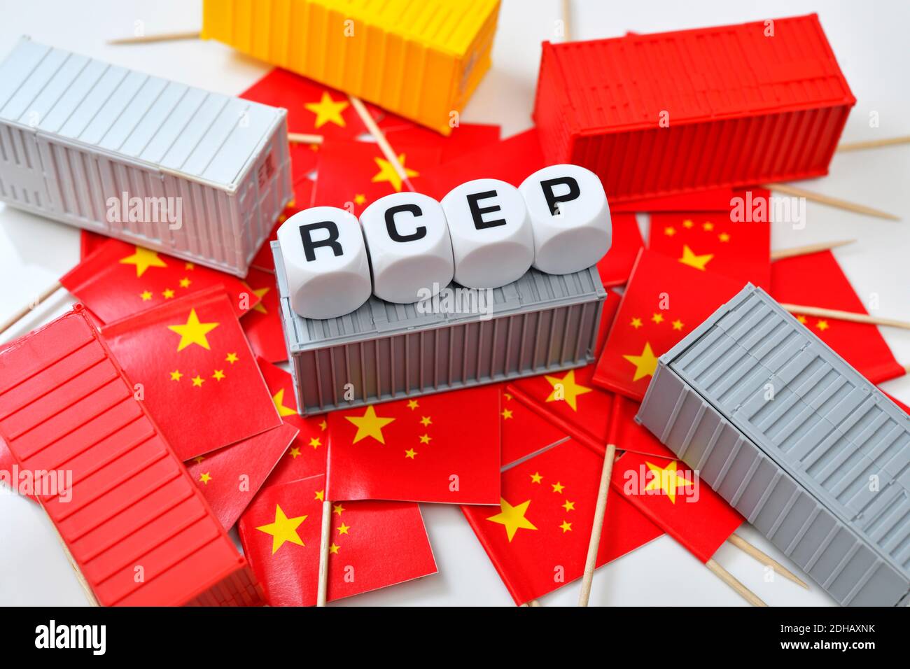 Schriftzug RCEP auf Fahnen der Volksrepublik China mit Containern, asiatisches RCEP-Freihandelsabkommen Banque D'Images