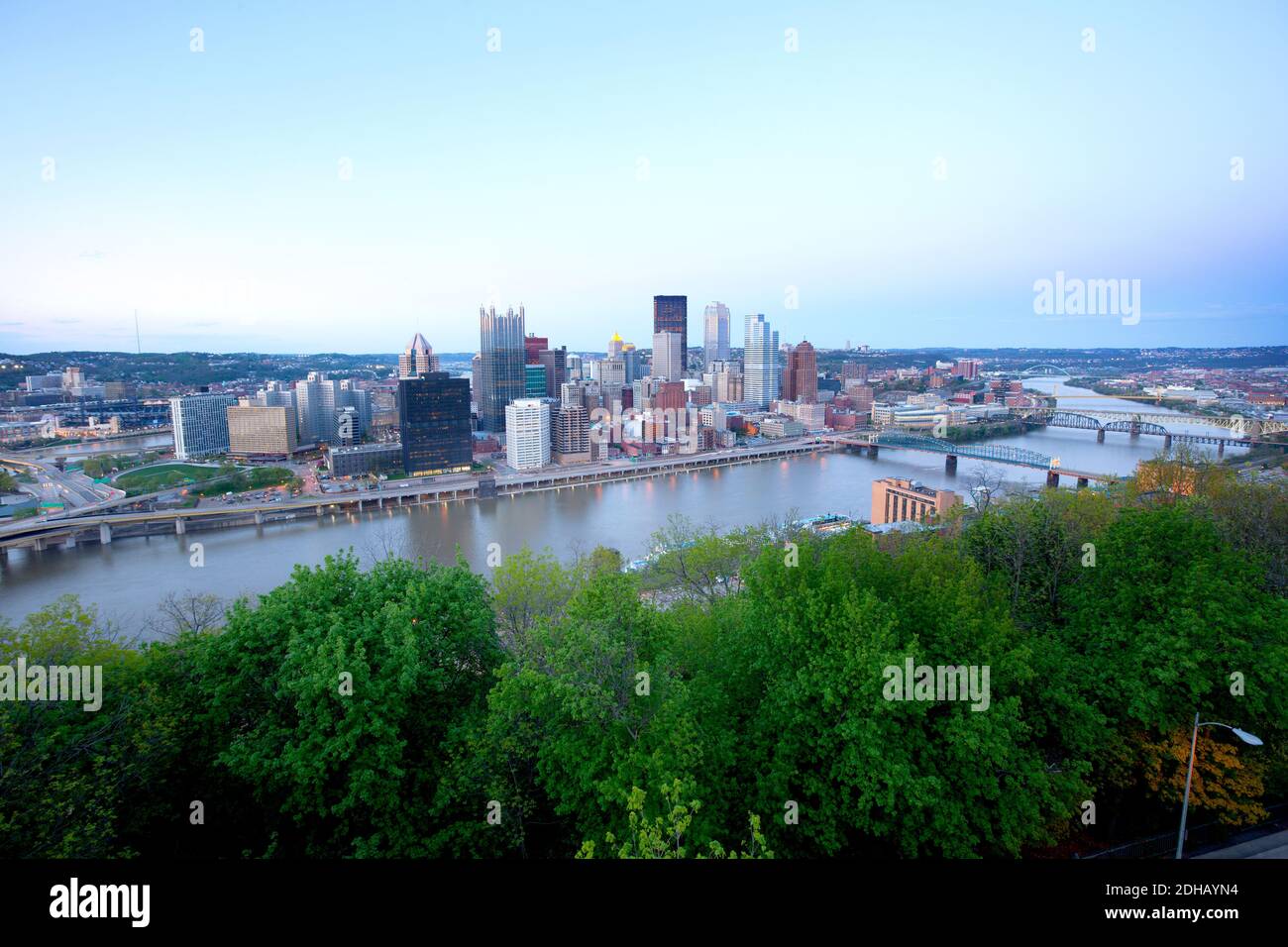 Vue panoramique sur le centre-ville de Pittsburgh au crépuscule, Pennsylvanie, États-Unis Banque D'Images