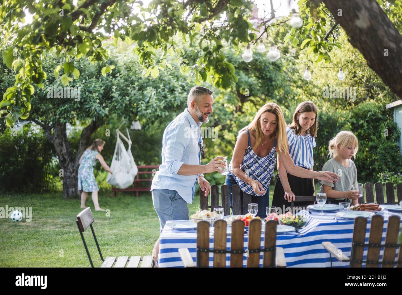 La famille organise des repas sur table pour des réunions sociales pendant l'été week-end Banque D'Images