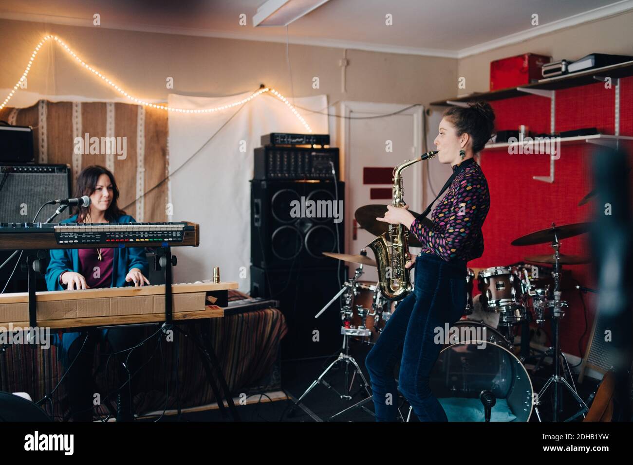 Artistes jouant des instruments en s'exerçant en studio Banque D'Images