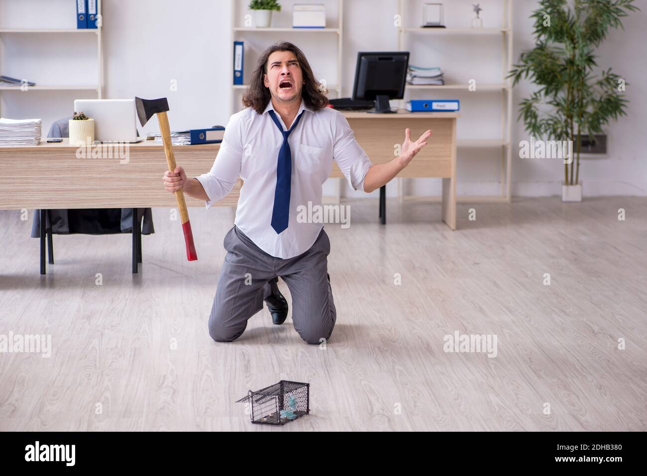 Jeune homme et mousetrap au bureau Banque D'Images