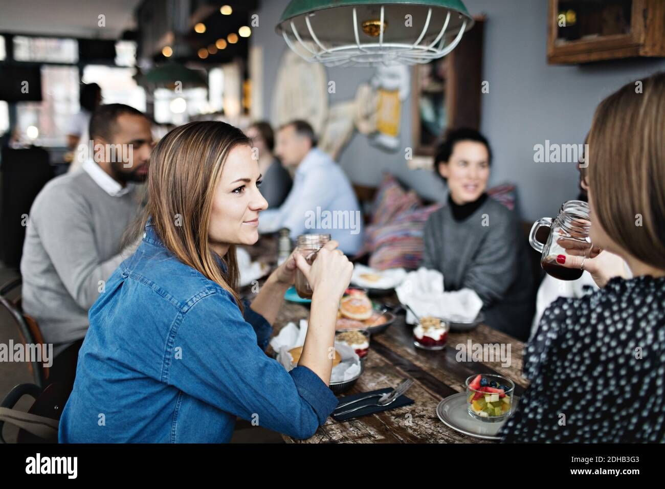 Les femmes prenant un brunch avec des amis à table Banque D'Images