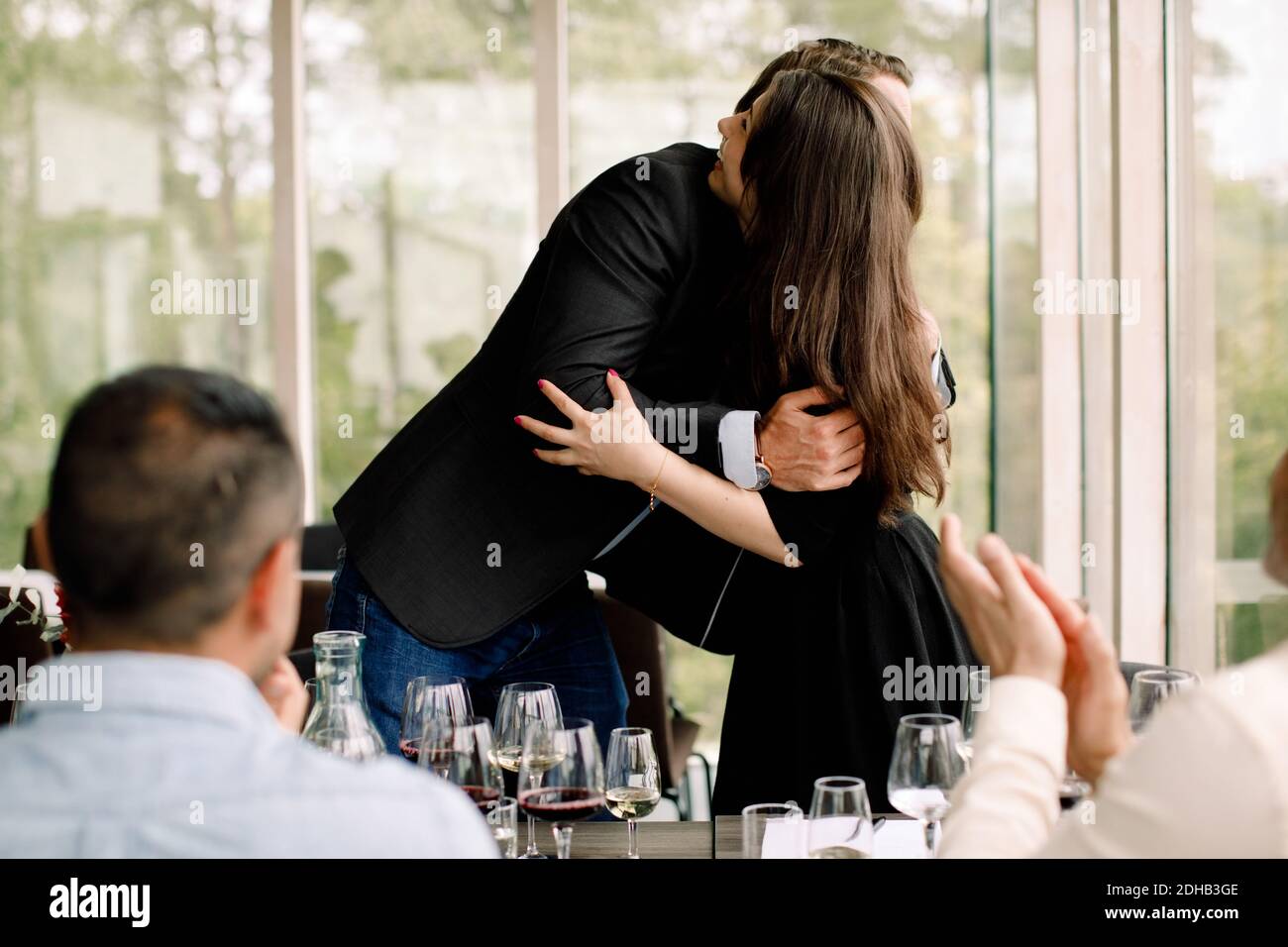 Femme d'affaires et homme d'affaires qui s'embrassent lors de la réunion de lancement au congrès centre Banque D'Images