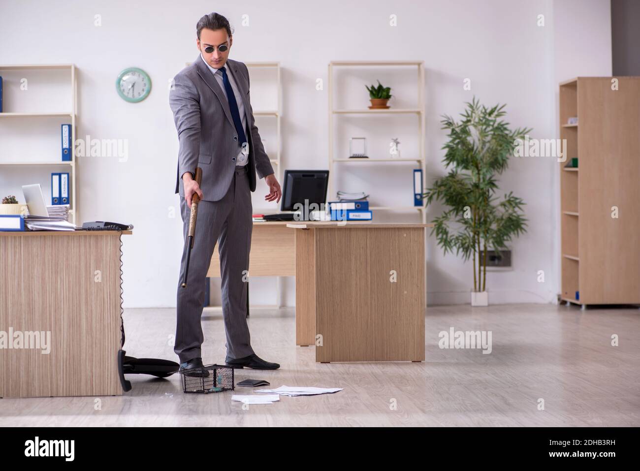 Jeune homme et mousetrap au bureau Banque D'Images