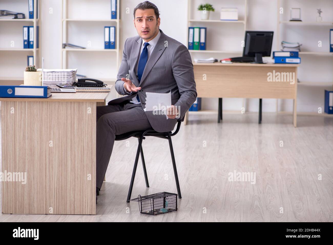 Jeune homme et mousetrap au bureau Banque D'Images