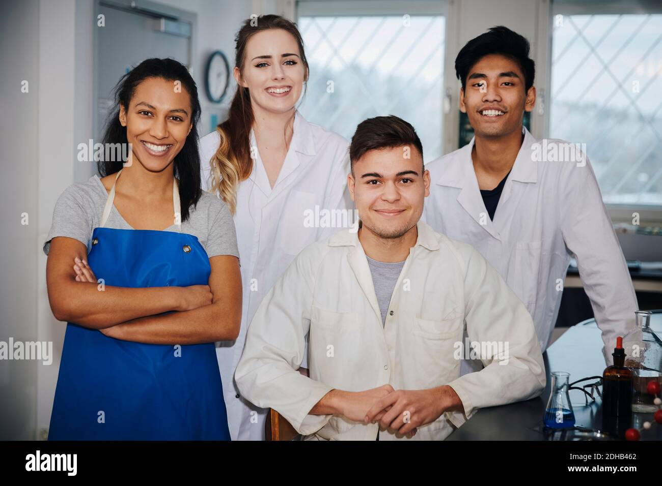 Portrait de jeunes étudiants en génie multiethnique confiants en laboratoire de chimie à l'université Banque D'Images