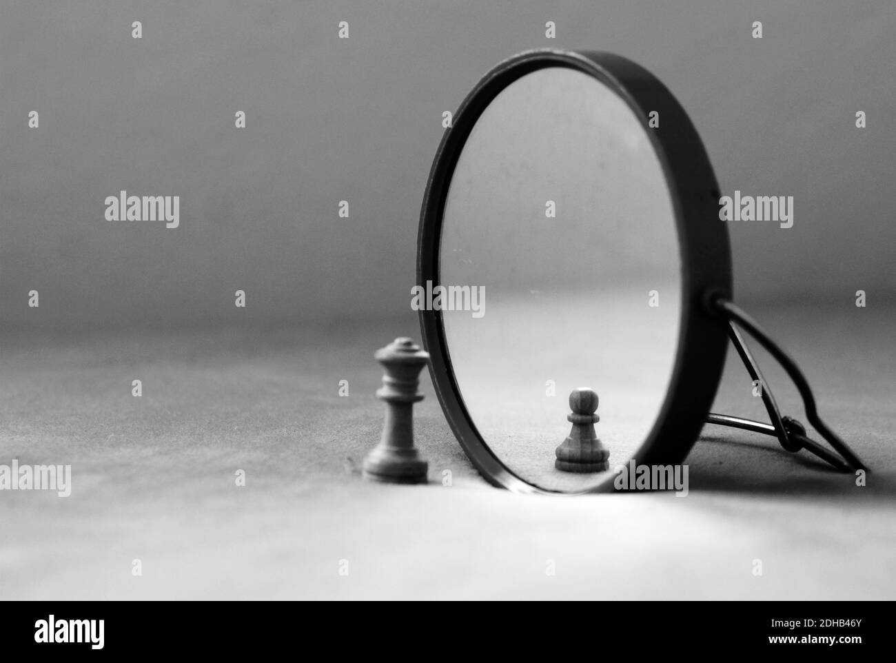 image de miroir et perception de soi, sensation petite et solitaire Banque D'Images