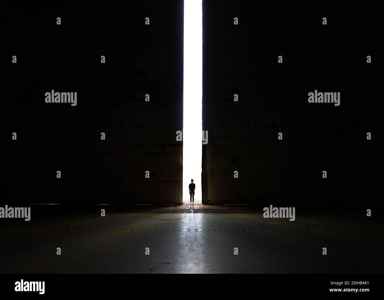 porte d'espoir et de lumière, sortie de l'obscurité, silhouette marchant dans la liberté Banque D'Images