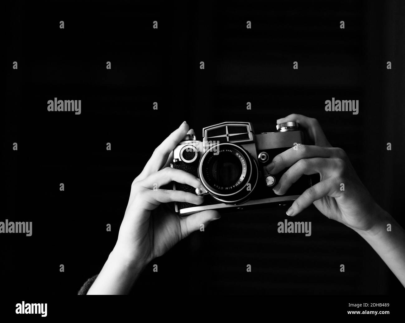 mains tenant l'ancien appareil photo analogique pour prendre des photos Banque D'Images