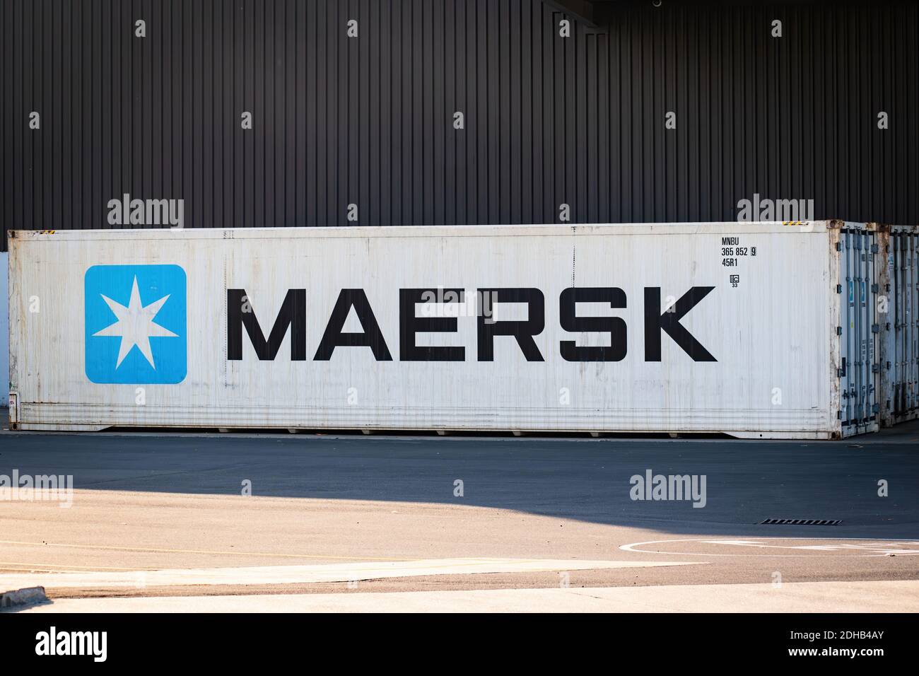 AUCKLAND, NOUVELLE-ZÉLANDE - 28 février 2020 : Auckland / Nouvelle-Zélande - février 28 2020 : vue d'un conteneur Maersk blanc de 40 pieds dans une cour industrielle avec un entrepôt Banque D'Images