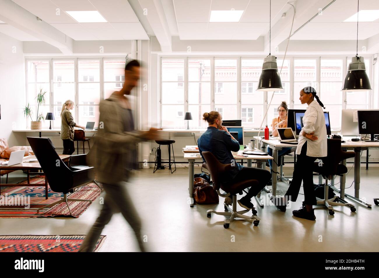Professionnels travaillant dans un bureau créatif Banque D'Images